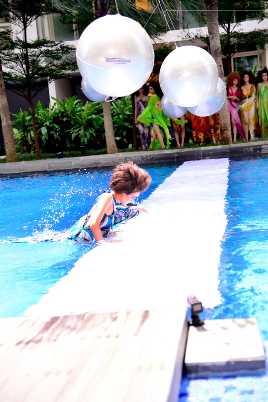 Do bị trái bóng đập trúng người nên cô bất ngờ bị ngã xuống hồ bơi