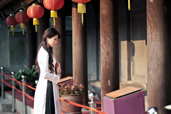 Thăm bia tiến sĩ