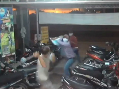 Tuy nhiên chủ tiện internet vẫn quyết chiến với 2 tên cướp. Tuy nhiên chủ tiện internet vẫn quyết chiến với 2 tên cướp