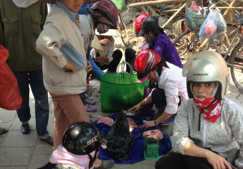 Khách hàng thường chủ yếu là những người có thu nhập thấp như sinh viên và lao động chân tay (Ảnh: Nguyễn Lê)