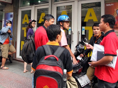 Người rút tiền bức xúc khi gặp trục trặc với ATM. Ảnh: Đào Ngọc Thạch