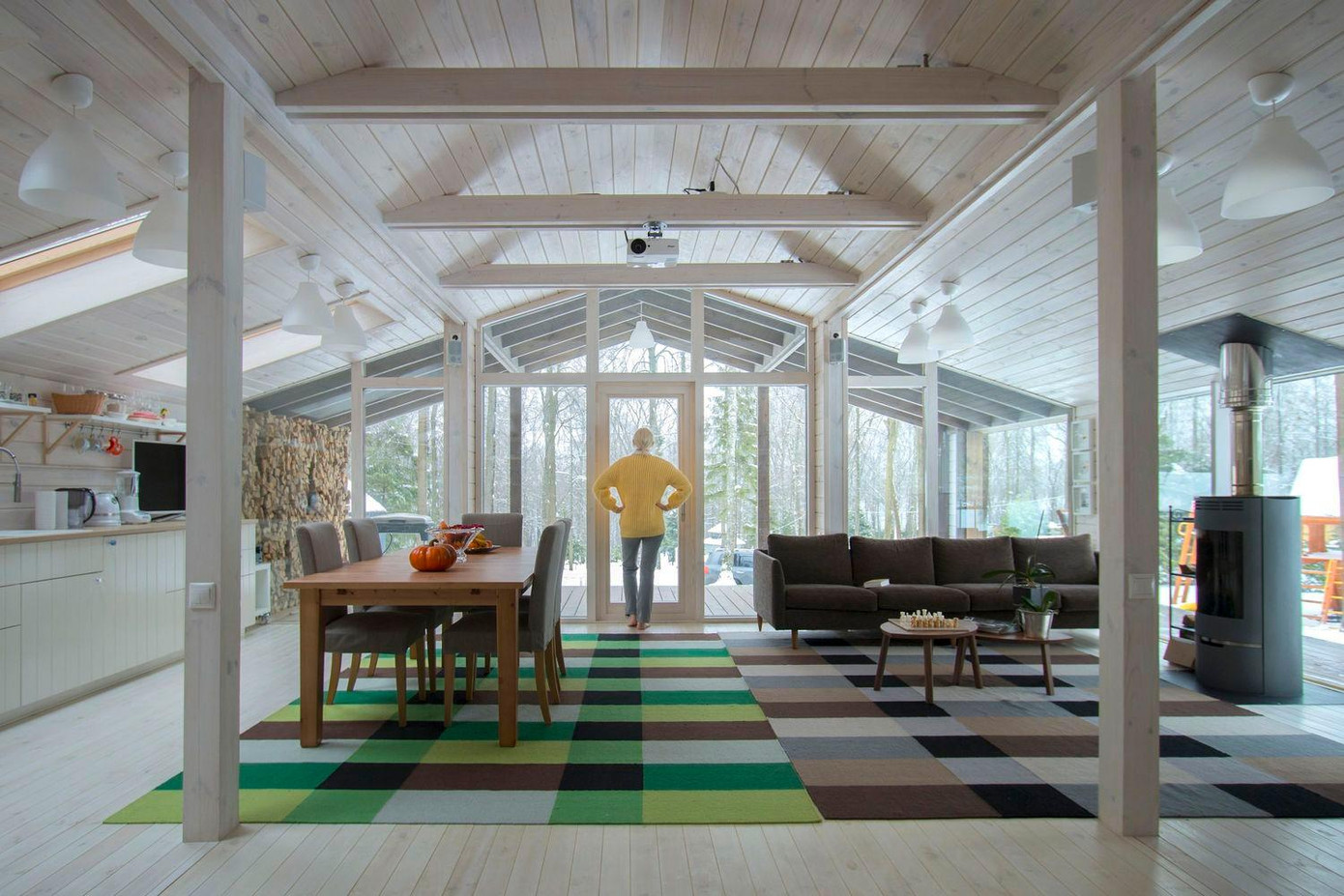 Những vật liệu này không chỉ rẻ tiền mà còn góp phần tạo nên vẻ đẹp hiện đại và bóng bẩy cho căn nhà.