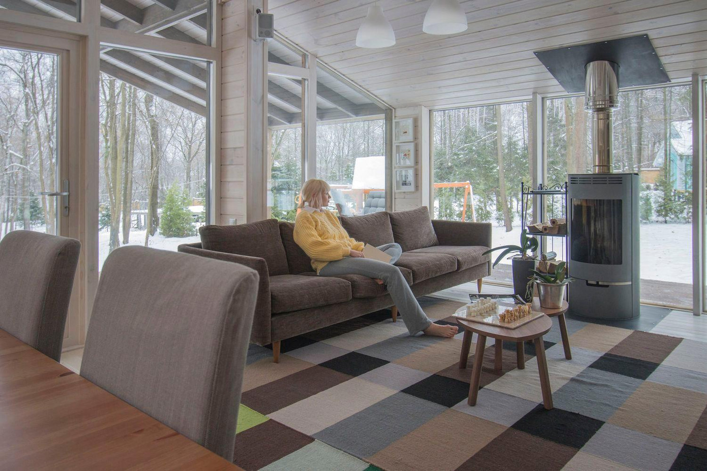 Điều làm cho những căn nhà lắp ghép trở nên đặc biệt là việc giảm chi phí xây dựng bằng cách sử dụng những vật liệu như: Kim loại, ván gỗ thô và kính.