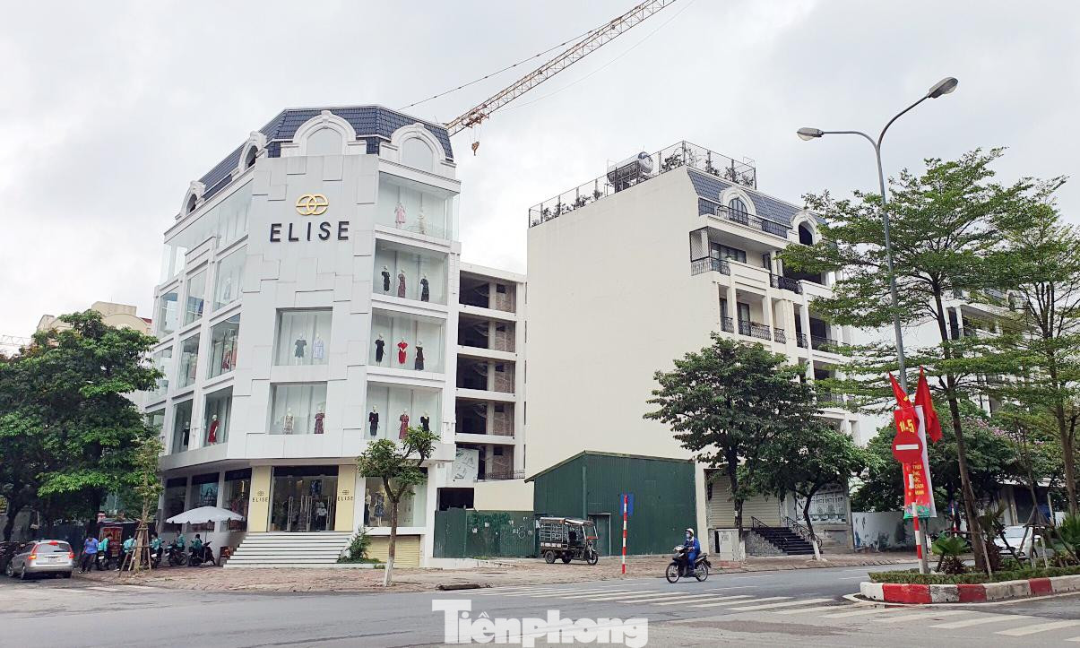 TAND TP Hà Nội tuyên huỷ các hợp đồng bán nhà trái pháp luật và hủy giấy chứng nhận quyền sử dụng đất đã cấp cho 14 căn biệt thự tại dự án Phố Wall (quận Cầu Giấy).