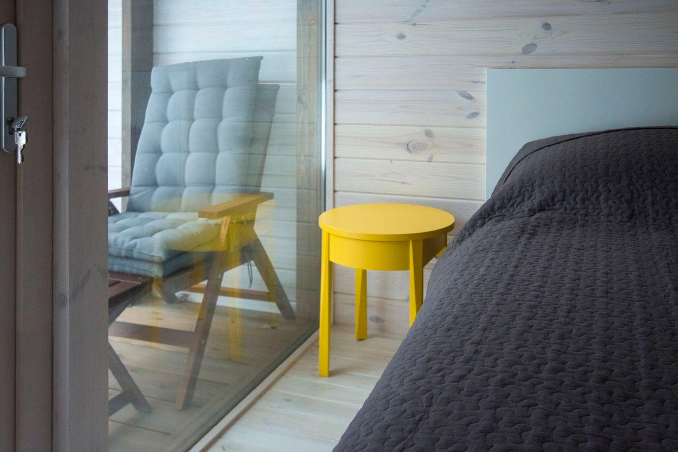 Nhờ có cửa sổ trần lớn, tường bằng kính và cột lộ thiện, căn nhà đón nhiều ánh sáng tự nhiên và toàn bộ nội thất được làm bằng gỗ thông nguyên khối quét vôi trắng, khiến bạn có cảm giác như đang sống hòa đồng với thiên nhiên.