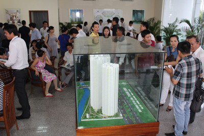 Khách hàng đến giao dịch tại khu nhà mẫu dự án Hoàng Anh - Thanh Bình. Ảnh: Võ Huy.