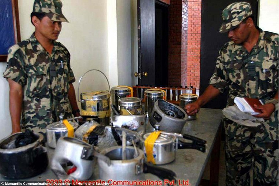 Loại bom chế tạo bằng vỏ là nồi áp suất từng được sử dụng tại nhiều nước. Trong ảnh, nhà chức trách Malaysia thu thập vũ khí bằng nồi áp suất năm 2003. Loại bom chế tạo bằng vỏ là nồi áp suất từng được sử dụng tại nhiều nước. Trong ảnh, nhà chức trách Malaysia thu thập vũ khí bằng nồi áp suất năm 2003