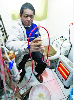 Hồ Tụng Văn đang tự lọc máu cho mình tại nhà bằng “thận thép” tự chế