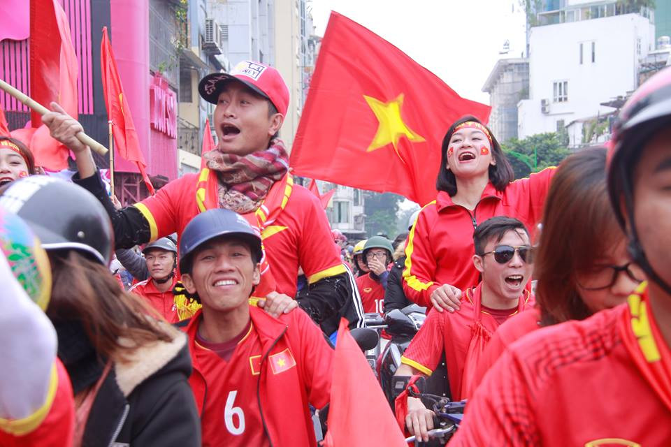 Cổ động viên vỡ òa sau bàn mở tỷ số của Anh Đức ảnh 72