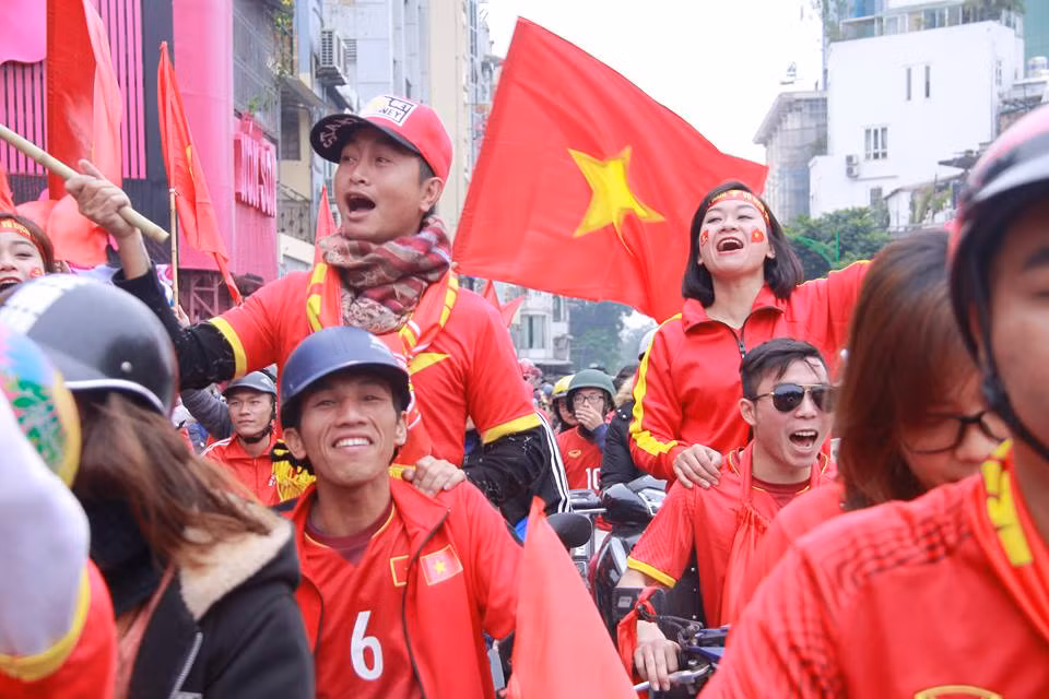 Cổ động viên vỡ òa sau bàn mở tỷ số của Anh Đức ảnh 72