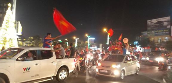 Cả nước xuống đường mừng tuyển Việt Nam vào chung kết AFF Cup ảnh 13