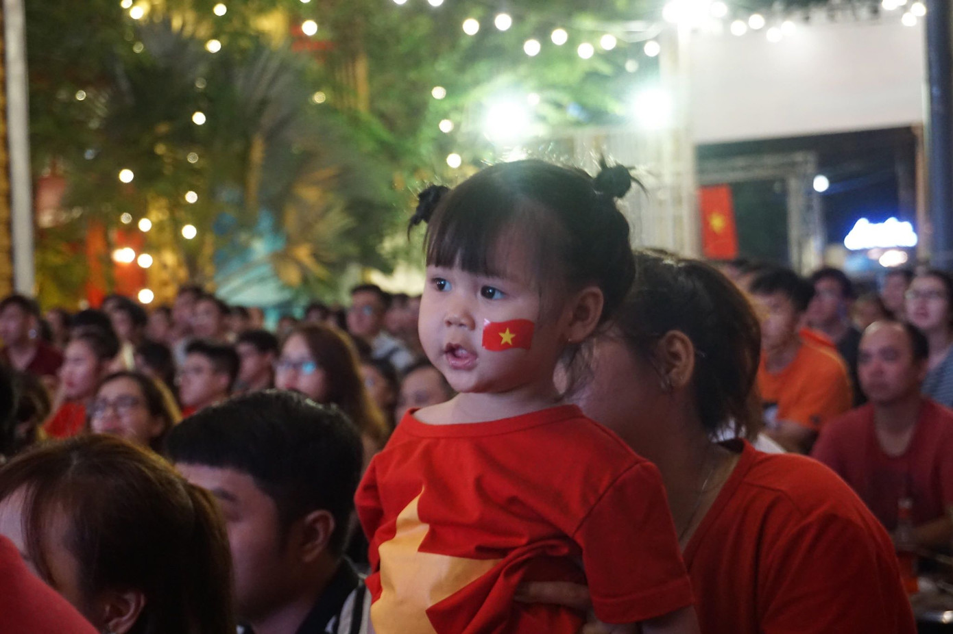 Những cung bậc cảm xúc của CĐV ở chung kết lượt đi AFF Cup ảnh 6