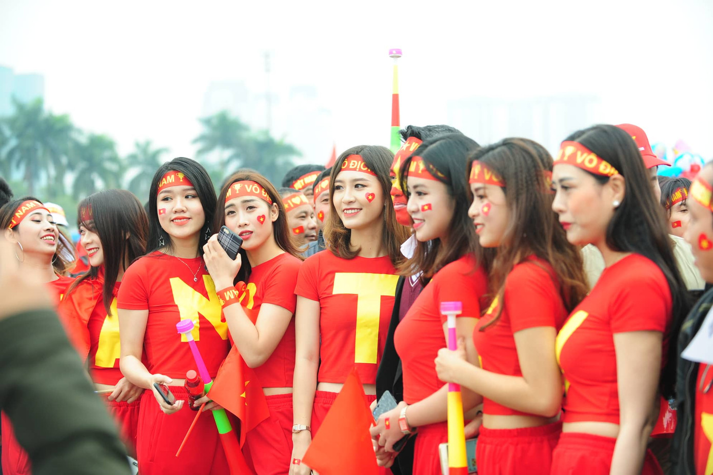 Cổ động viên vỡ òa sau bàn mở tỷ số của Anh Đức ảnh 41