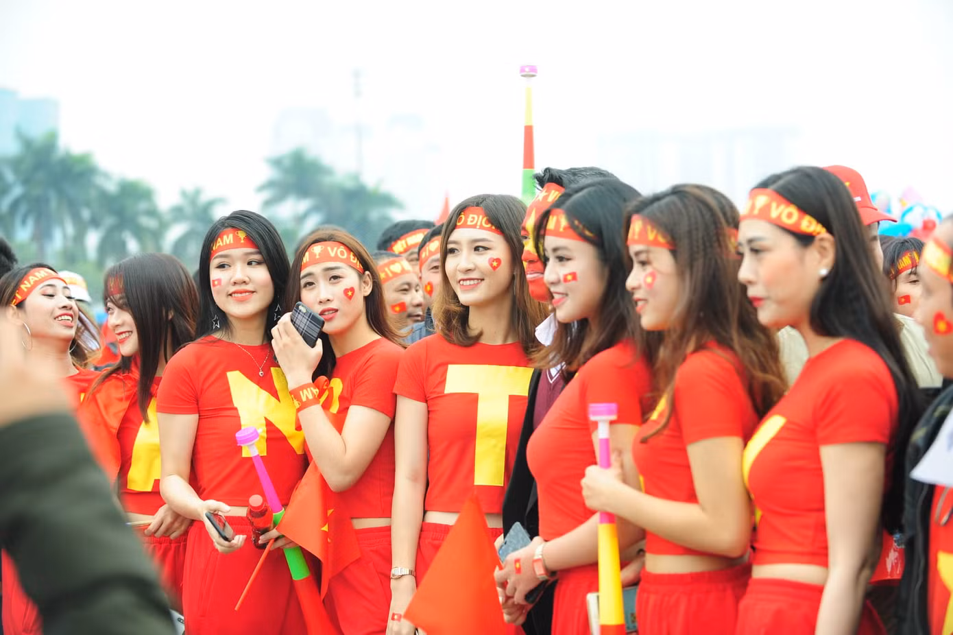 Cổ động viên vỡ òa sau bàn mở tỷ số của Anh Đức ảnh 41