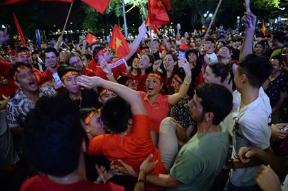 Cả nước xuống đường mừng tuyển Việt Nam vào chung kết AFF Cup ảnh 17