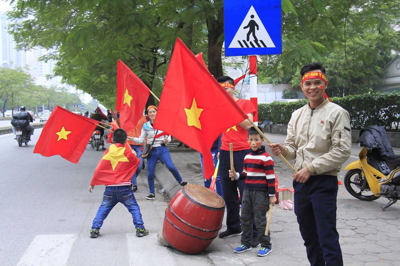 Cổ động viên vỡ òa sau bàn mở tỷ số của Anh Đức ảnh 54