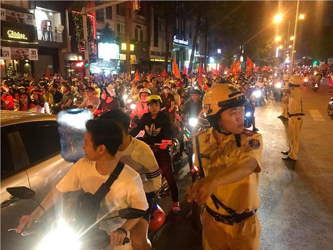 Những cung bậc cảm xúc của CĐV ở chung kết lượt đi AFF Cup ảnh 47