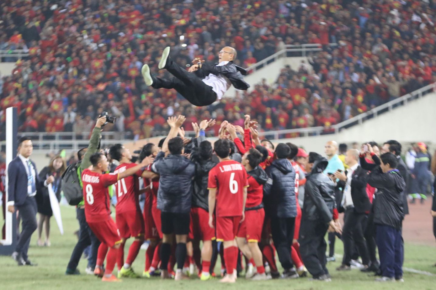 Đêm cuồng nhiệt với chức vô địch AFF Cup 2018 của tuyển Việt Nam ảnh 37