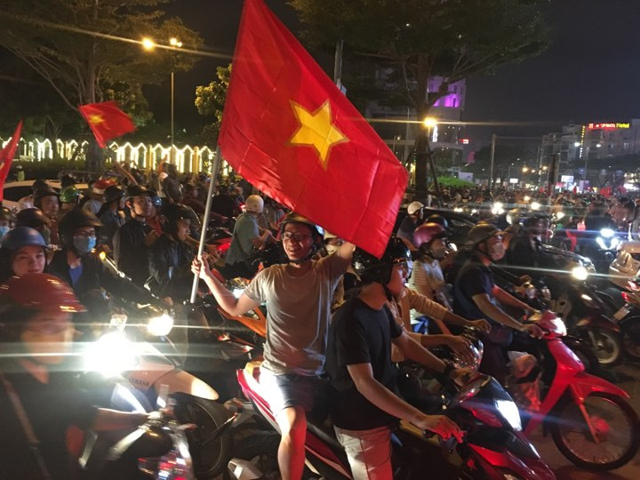 Cả nước xuống đường mừng tuyển Việt Nam vào chung kết AFF Cup ảnh 38