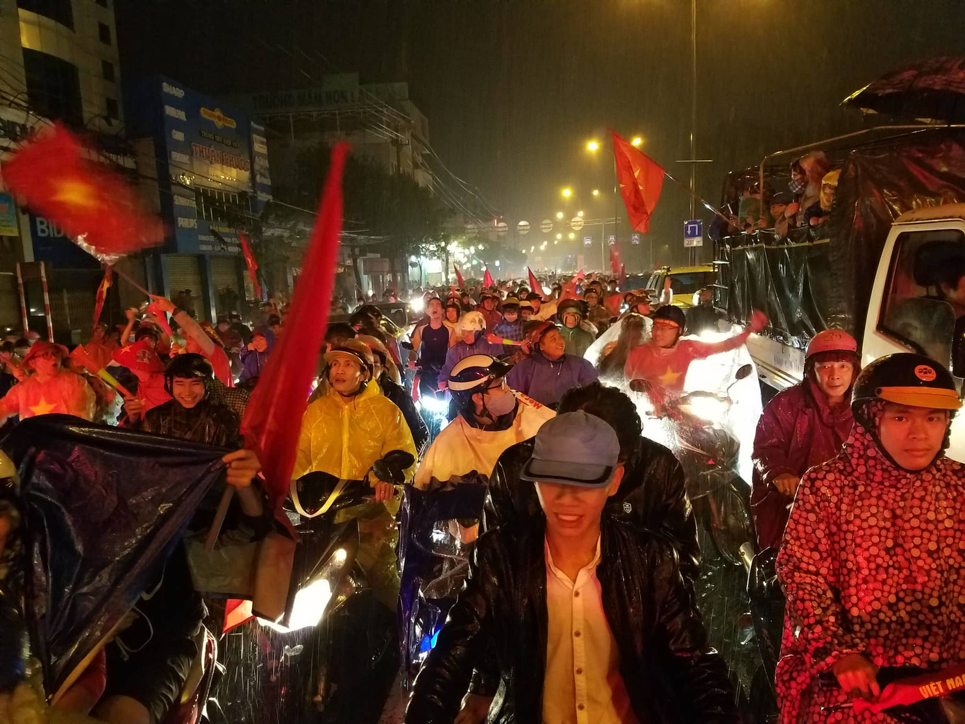 Đêm cuồng nhiệt với chức vô địch AFF Cup 2018 của tuyển Việt Nam ảnh 25