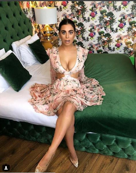 Mặc nội y gợi cảm dạo phố, nữ diễn viên Katie Salmon 'đốt' ánh nhìn ảnh 6