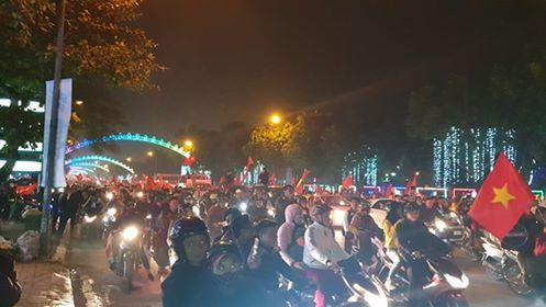 Đêm cuồng nhiệt với chức vô địch AFF Cup 2018 của tuyển Việt Nam ảnh 31