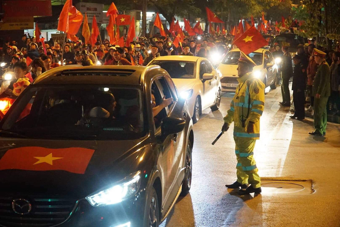 Đêm cuồng nhiệt với chức vô địch AFF Cup 2018 của tuyển Việt Nam ảnh 18