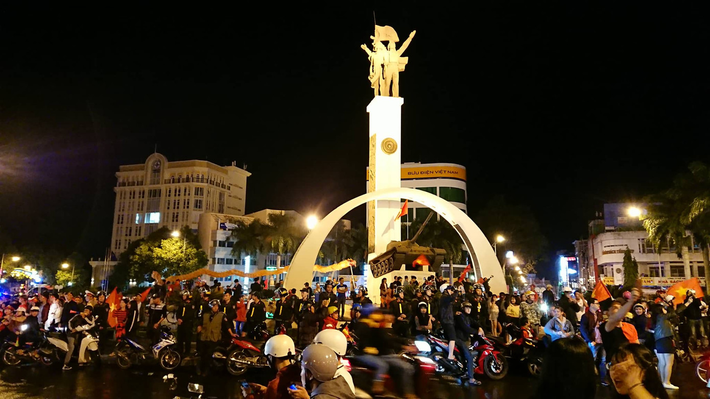 Đêm cuồng nhiệt với chức vô địch AFF Cup 2018 của tuyển Việt Nam ảnh 29