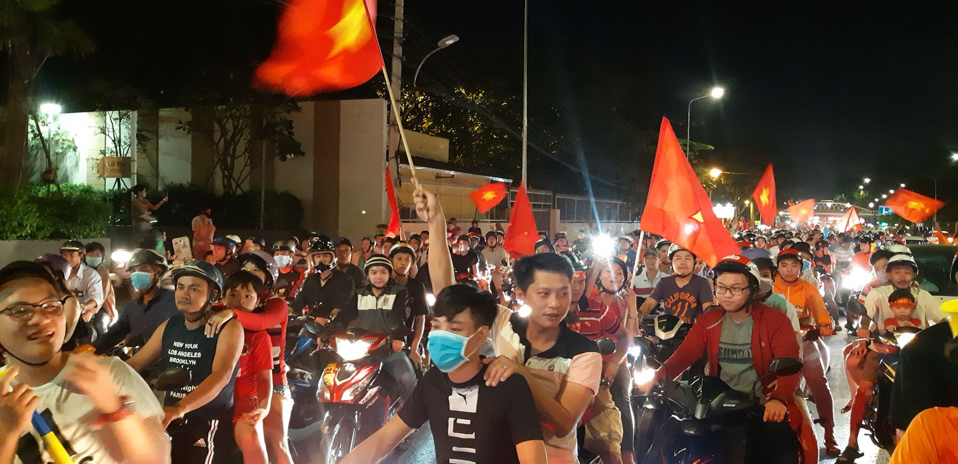 Cả nước xuống đường mừng tuyển Việt Nam vào chung kết AFF Cup ảnh 26