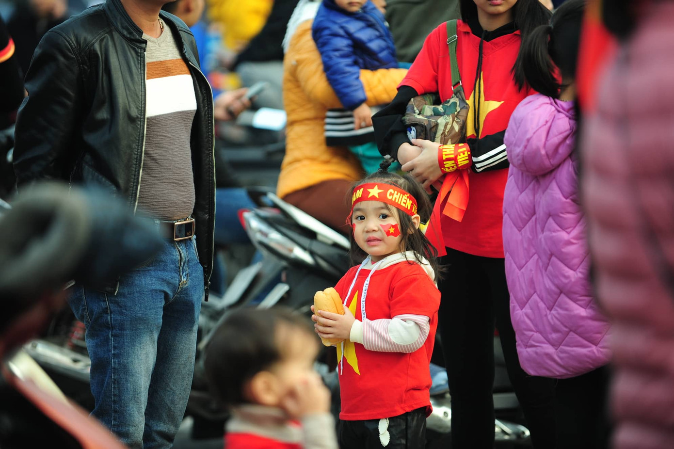 Cổ động viên vỡ òa sau bàn mở tỷ số của Anh Đức ảnh 37