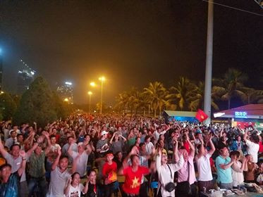 Cả nước xuống đường mừng tuyển Việt Nam vào chung kết AFF Cup ảnh 53