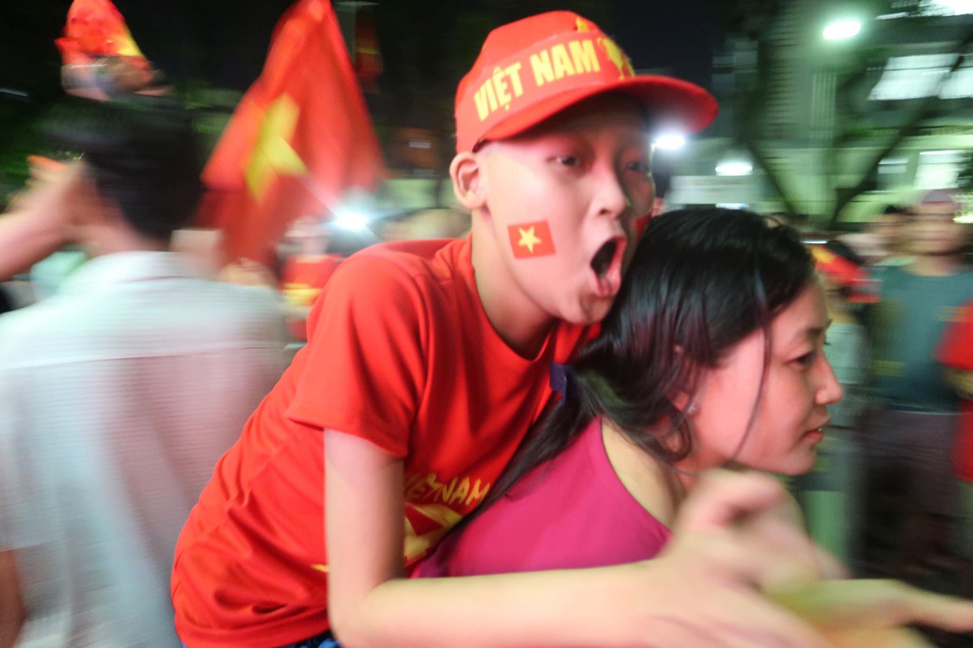 Đêm cuồng nhiệt với chức vô địch AFF Cup 2018 của tuyển Việt Nam ảnh 39