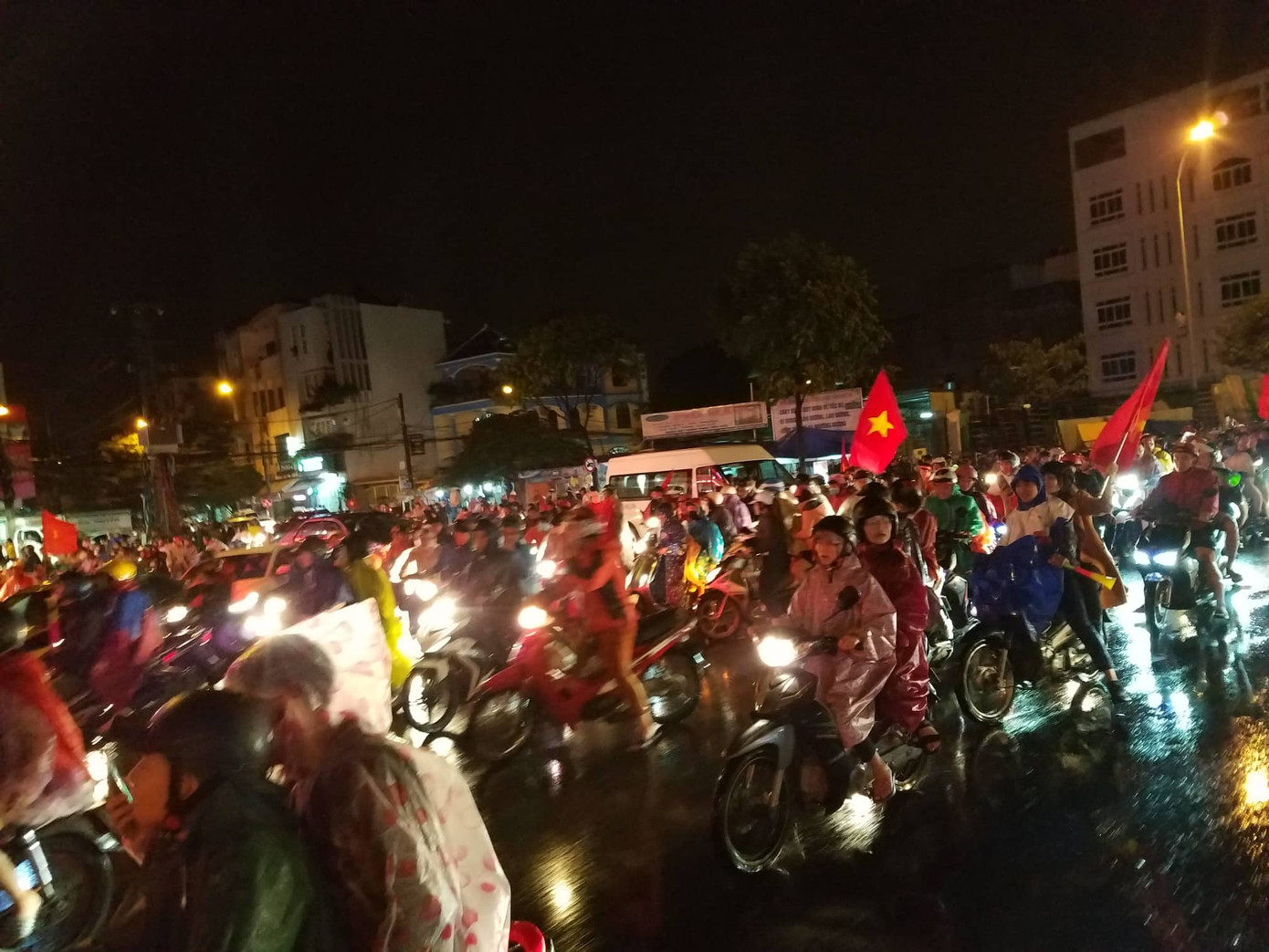 Đêm cuồng nhiệt với chức vô địch AFF Cup 2018 của tuyển Việt Nam ảnh 34