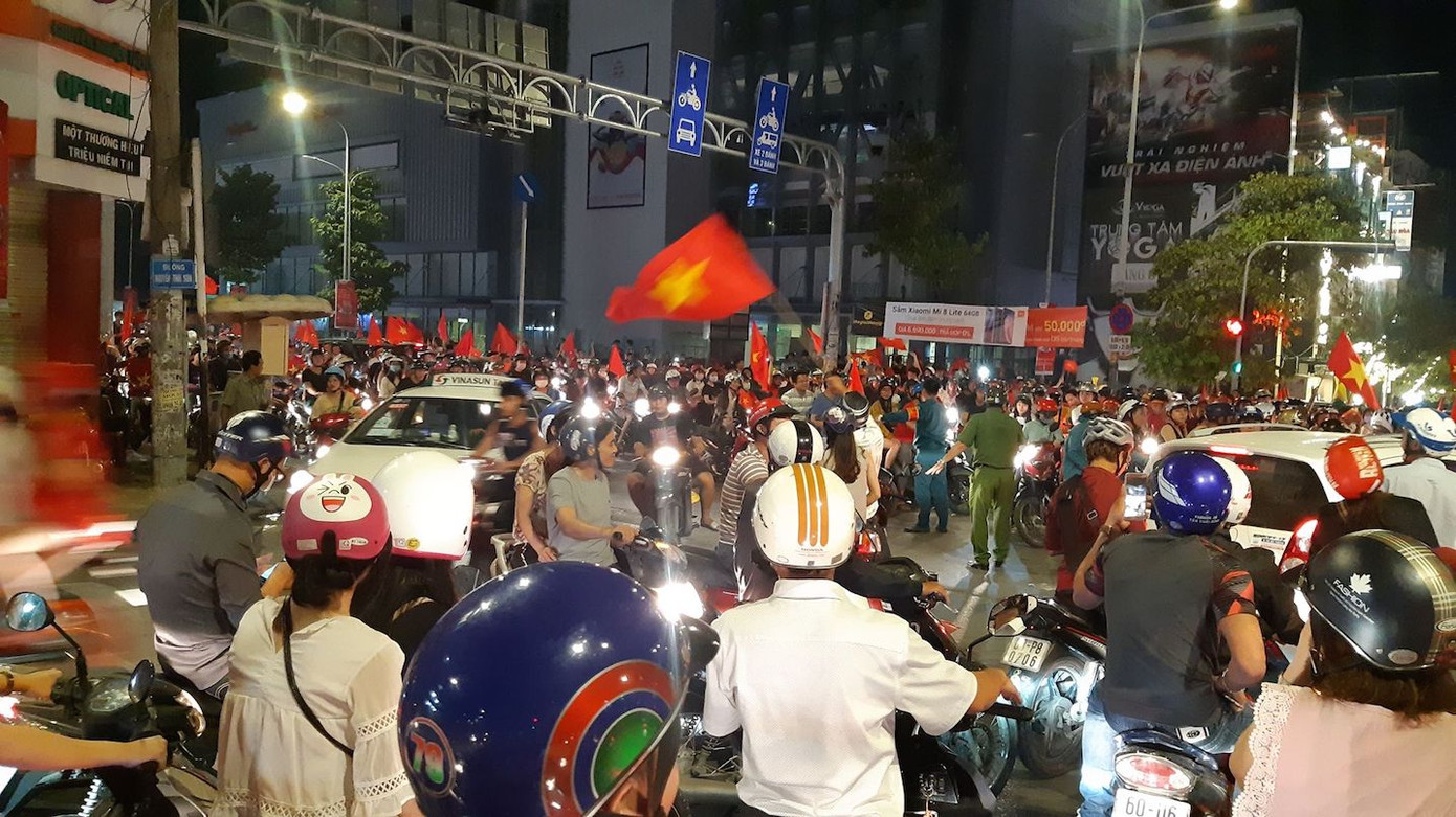 Đêm cuồng nhiệt với chức vô địch AFF Cup 2018 của tuyển Việt Nam ảnh 12