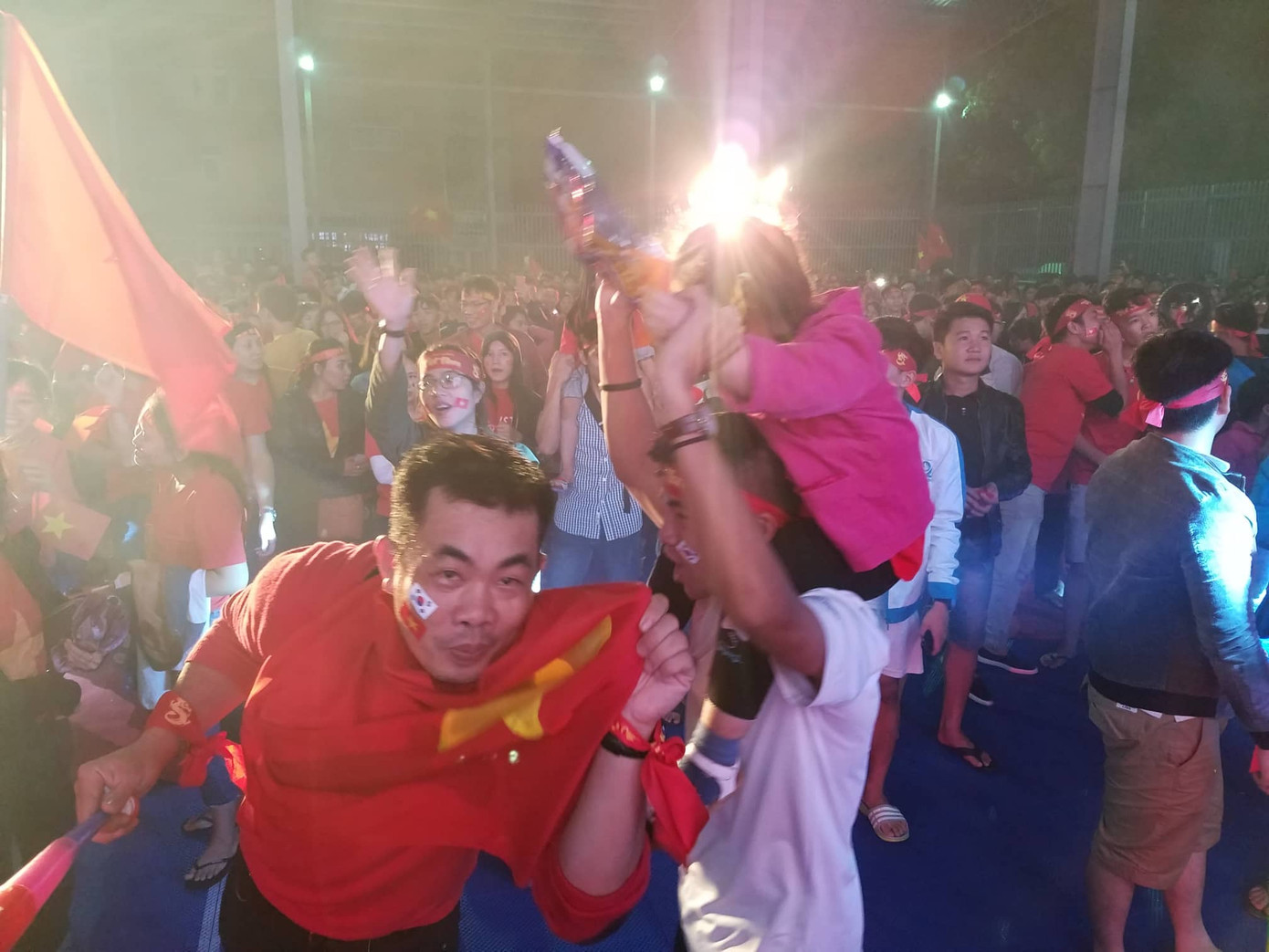 Đêm cuồng nhiệt với chức vô địch AFF Cup 2018 của tuyển Việt Nam ảnh 44