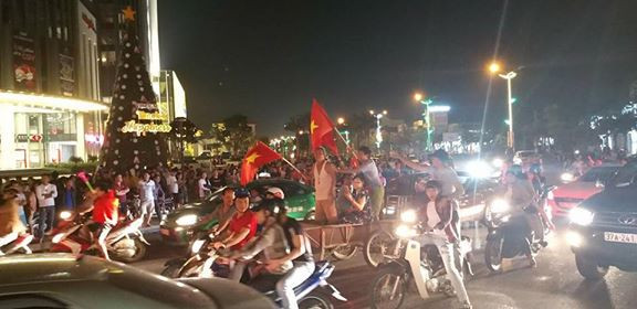 Cả nước xuống đường mừng tuyển Việt Nam vào chung kết AFF Cup ảnh 14