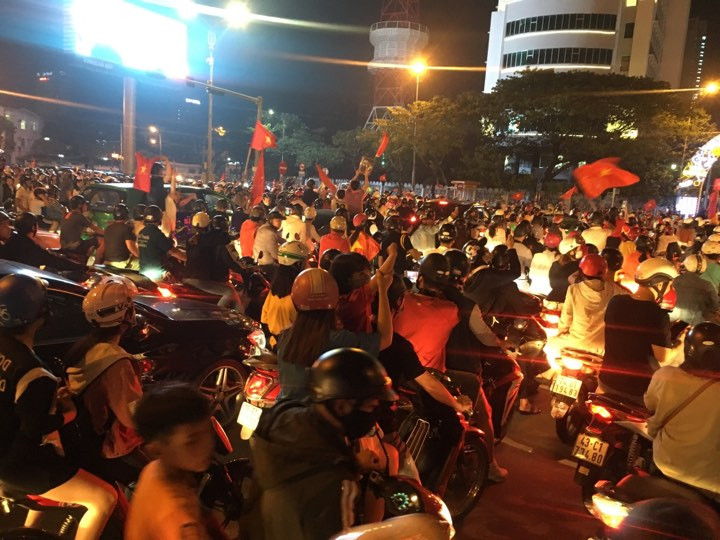 Cả nước xuống đường mừng tuyển Việt Nam vào chung kết AFF Cup ảnh 46