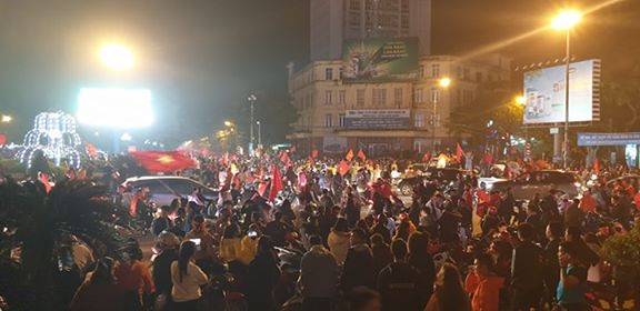 Đêm cuồng nhiệt với chức vô địch AFF Cup 2018 của tuyển Việt Nam ảnh 30