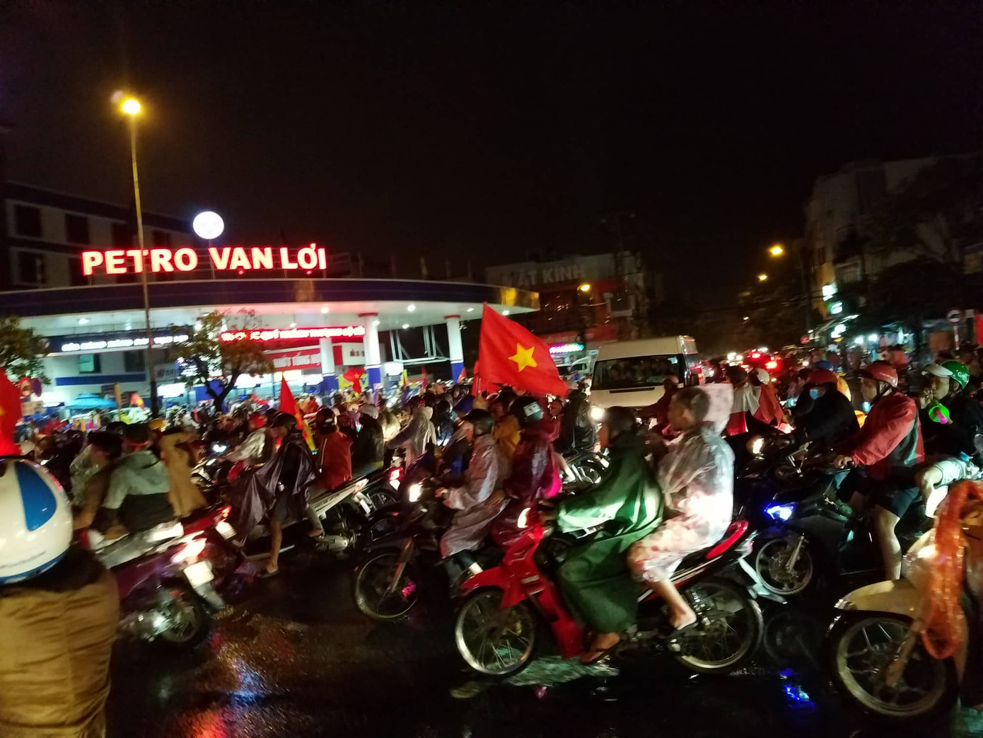 Đêm cuồng nhiệt với chức vô địch AFF Cup 2018 của tuyển Việt Nam ảnh 36