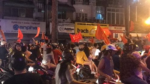 Cả nước xuống đường mừng tuyển Việt Nam vào chung kết AFF Cup ảnh 11