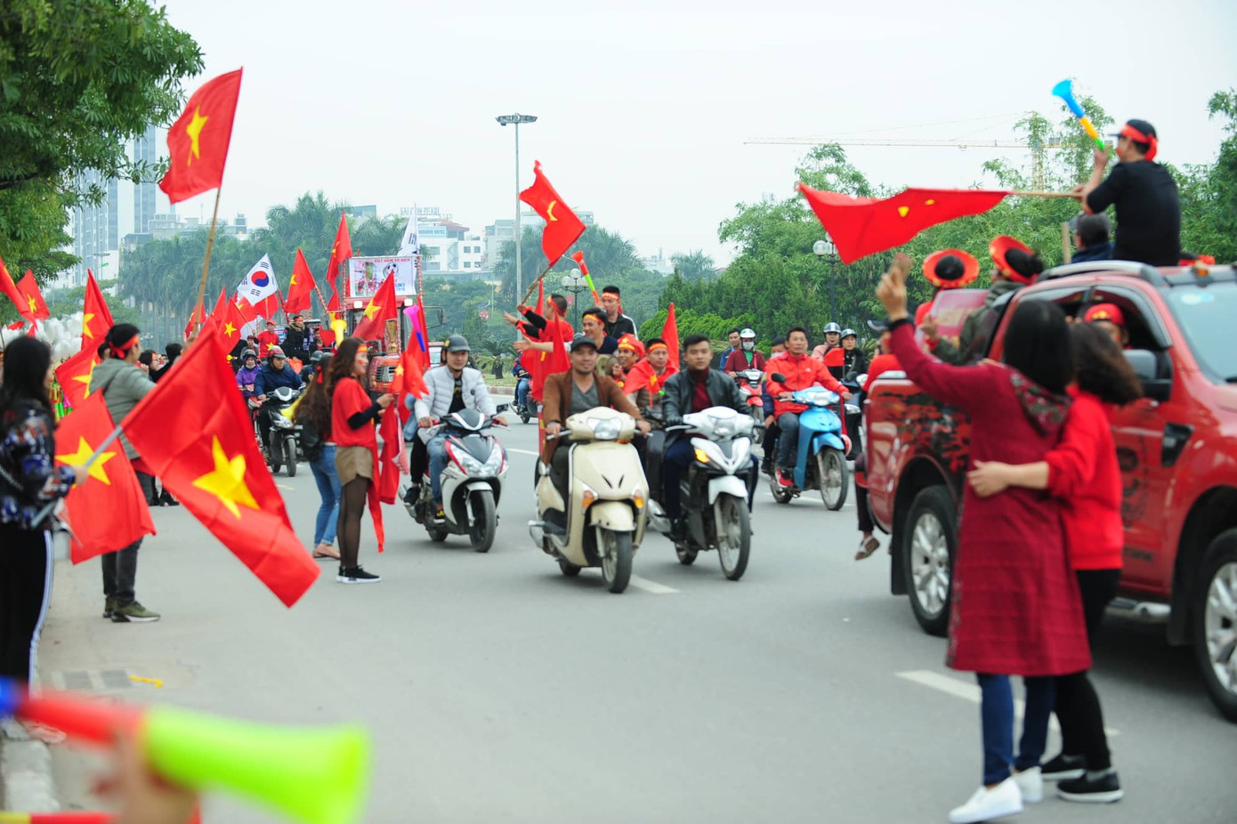 Cổ động viên vỡ òa sau bàn mở tỷ số của Anh Đức ảnh 59