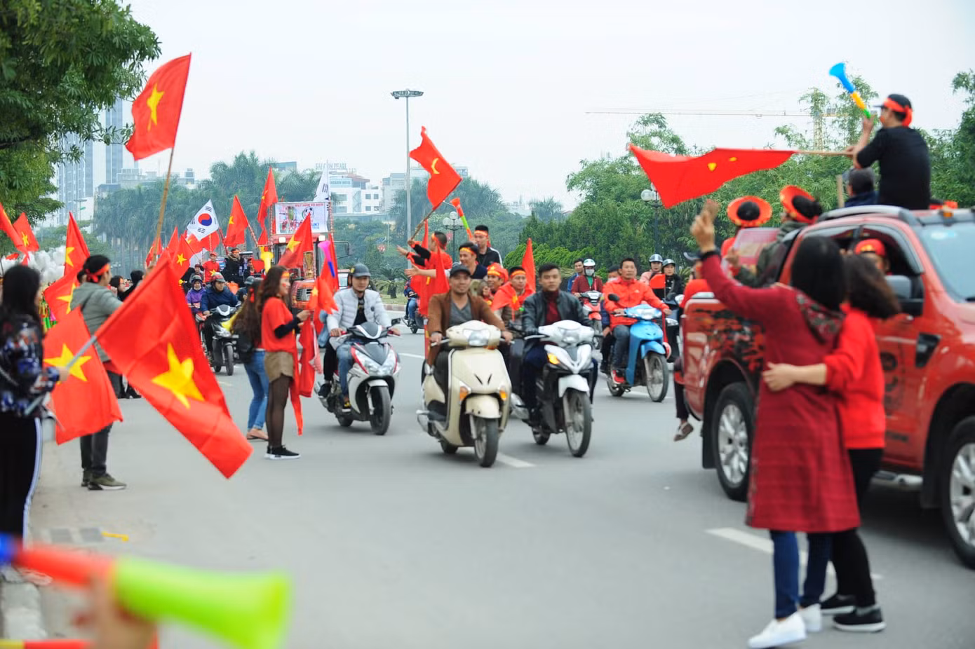 Cổ động viên vỡ òa sau bàn mở tỷ số của Anh Đức ảnh 59