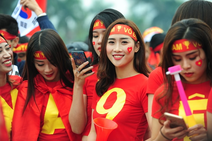 Cổ động viên vỡ òa sau bàn mở tỷ số của Anh Đức ảnh 42