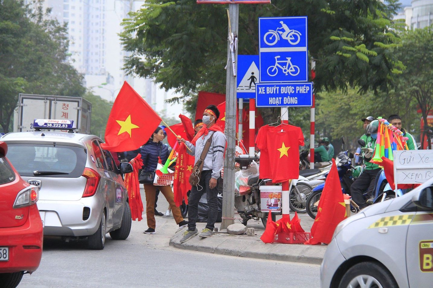 Cổ động viên vỡ òa sau bàn mở tỷ số của Anh Đức ảnh 53