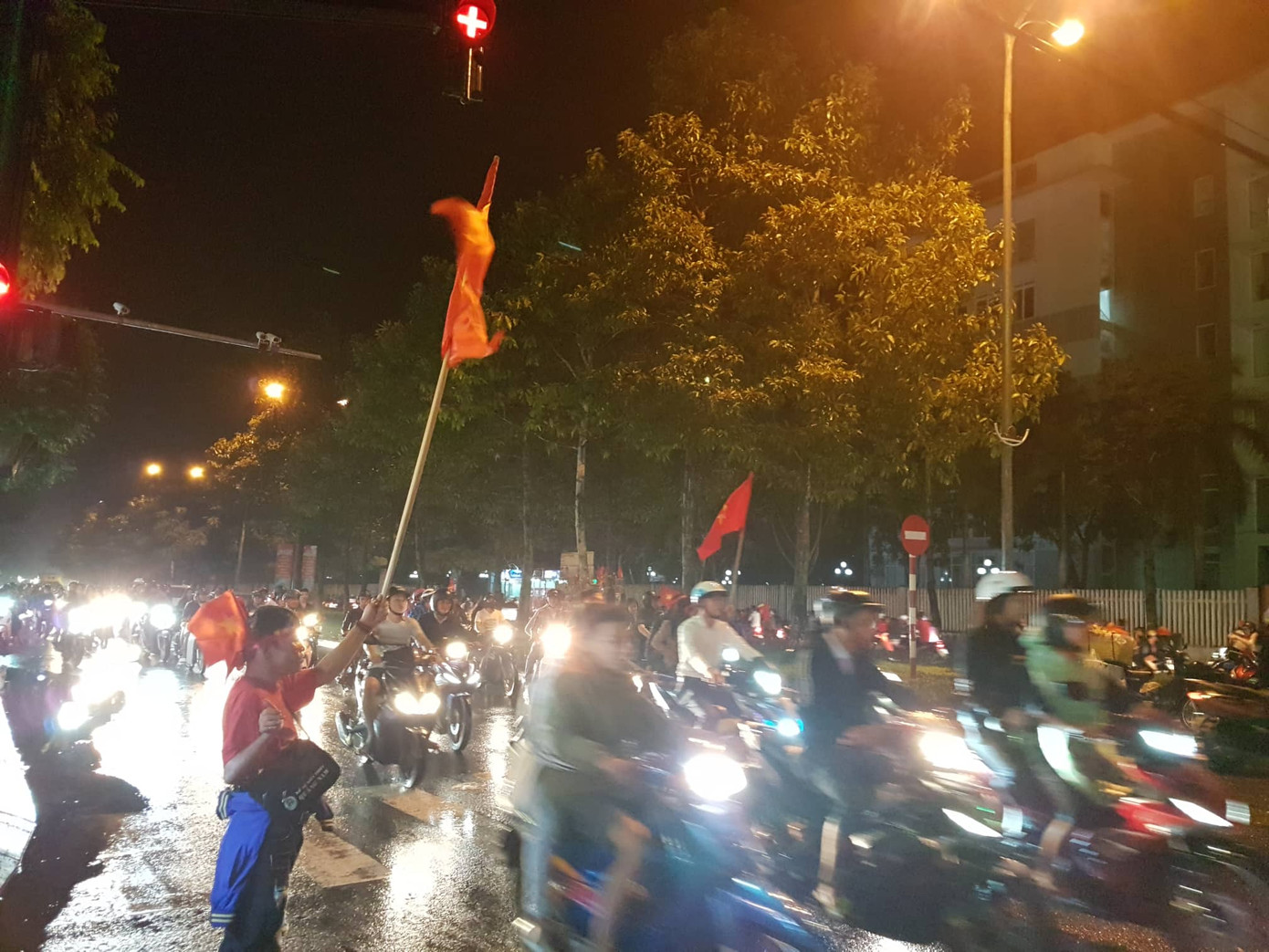 Đêm cuồng nhiệt với chức vô địch AFF Cup 2018 của tuyển Việt Nam ảnh 43