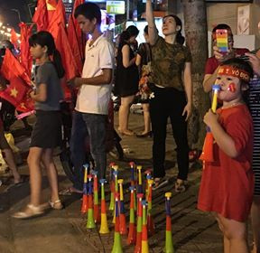 Cả nước xuống đường mừng tuyển Việt Nam vào chung kết AFF Cup ảnh 33