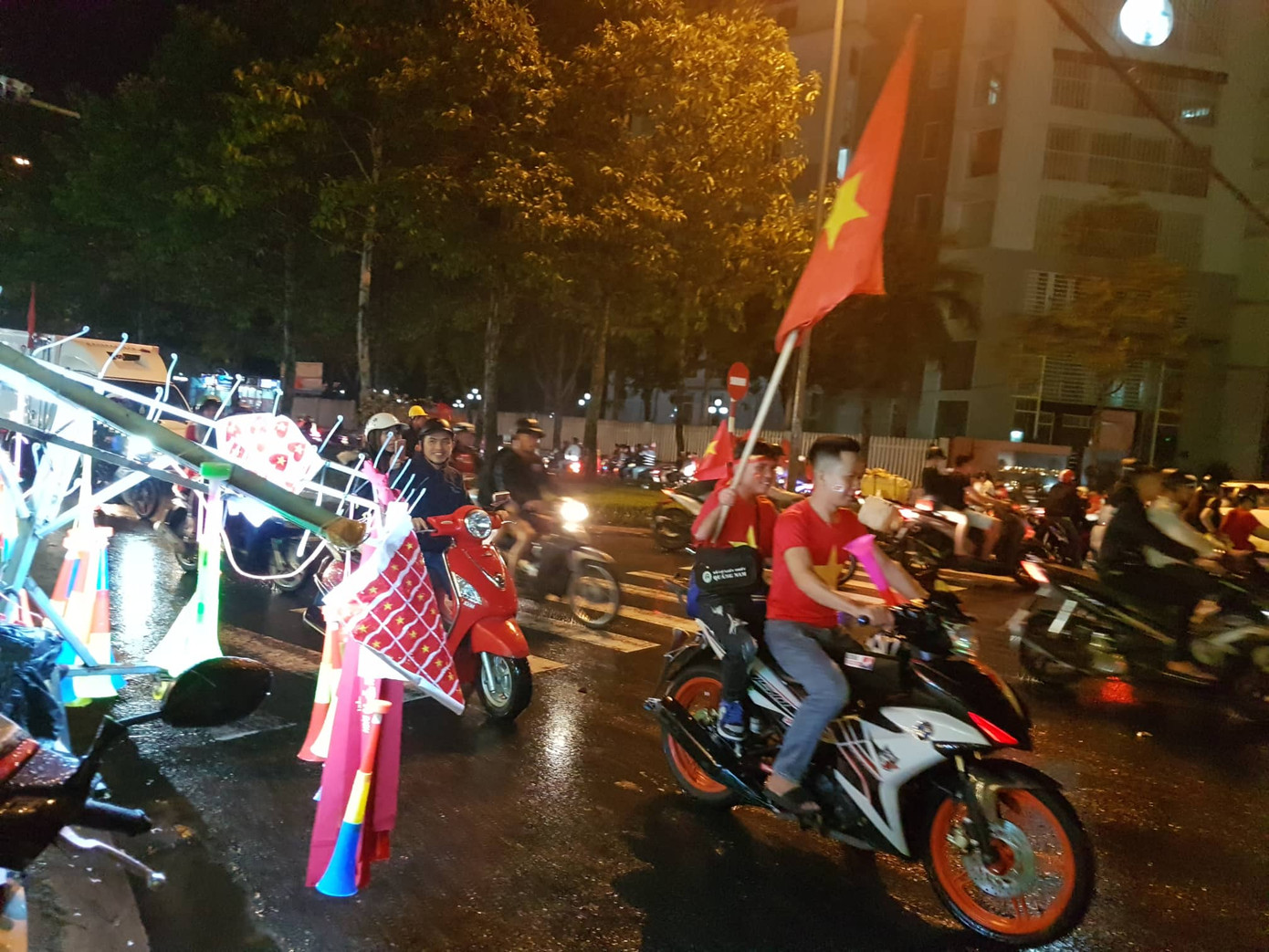 Đêm cuồng nhiệt với chức vô địch AFF Cup 2018 của tuyển Việt Nam ảnh 42