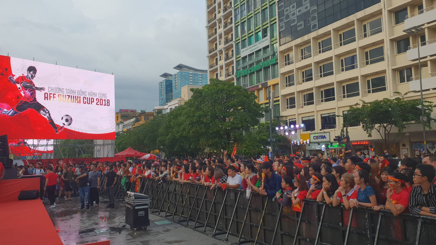 Cổ động viên vỡ òa sau bàn mở tỷ số của Anh Đức ảnh 23