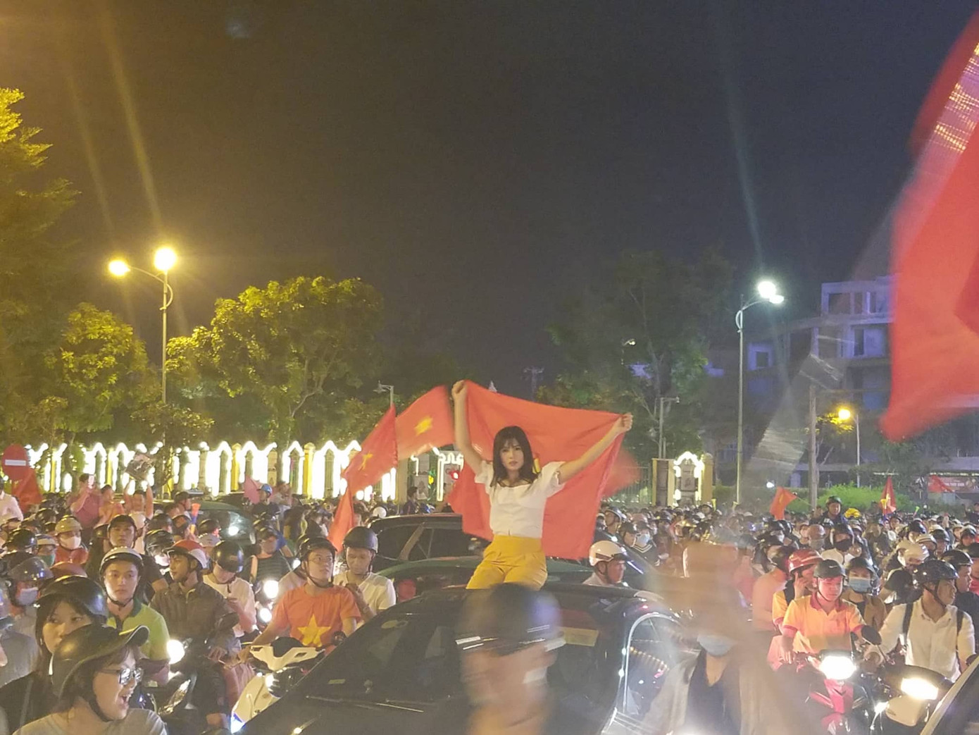 Cả nước xuống đường mừng tuyển Việt Nam vào chung kết AFF Cup ảnh 37