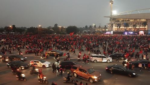 Cổ động viên vỡ òa sau bàn mở tỷ số của Anh Đức ảnh 17